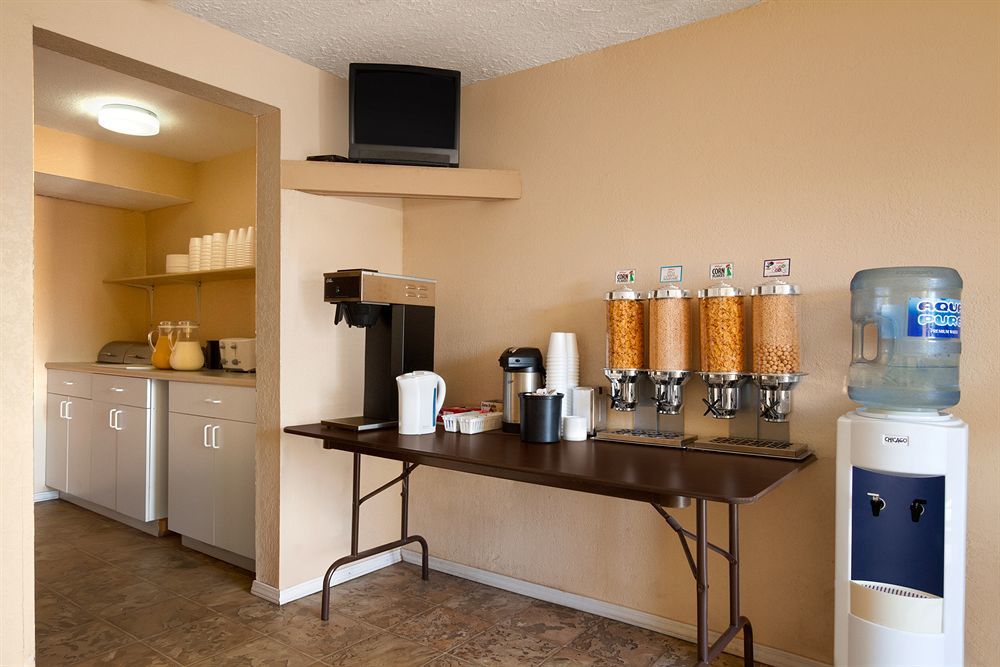 Knights Inn Kamloops Bagian luar foto