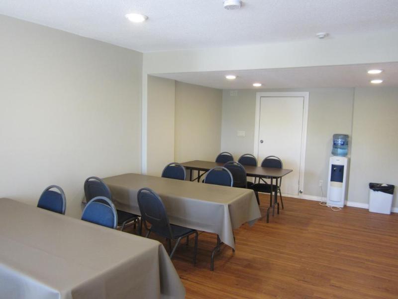 Knights Inn Kamloops Bagian luar foto
