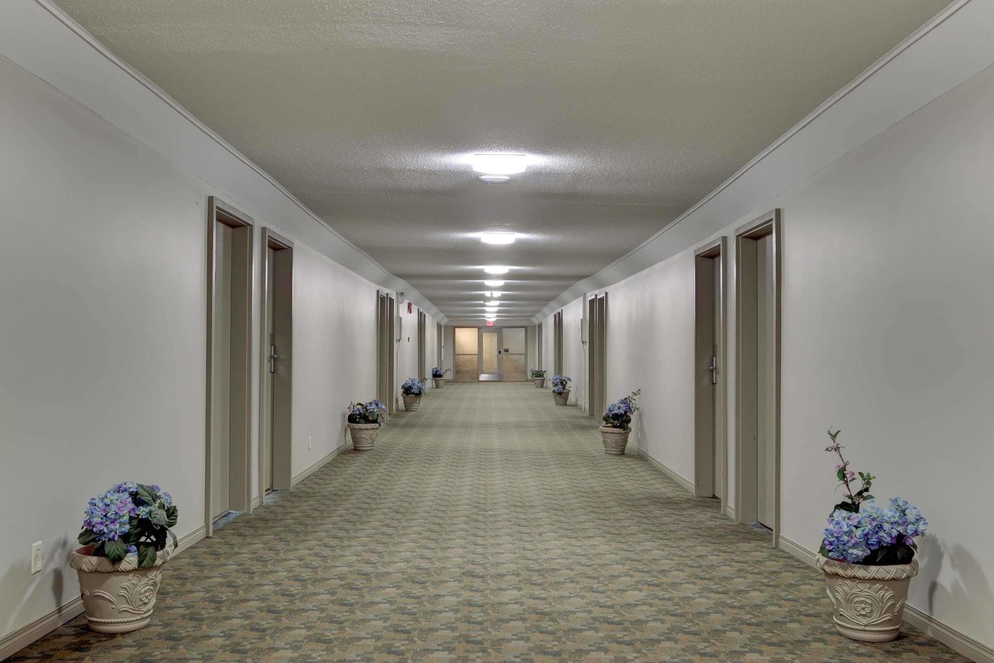 Knights Inn Kamloops Bagian luar foto