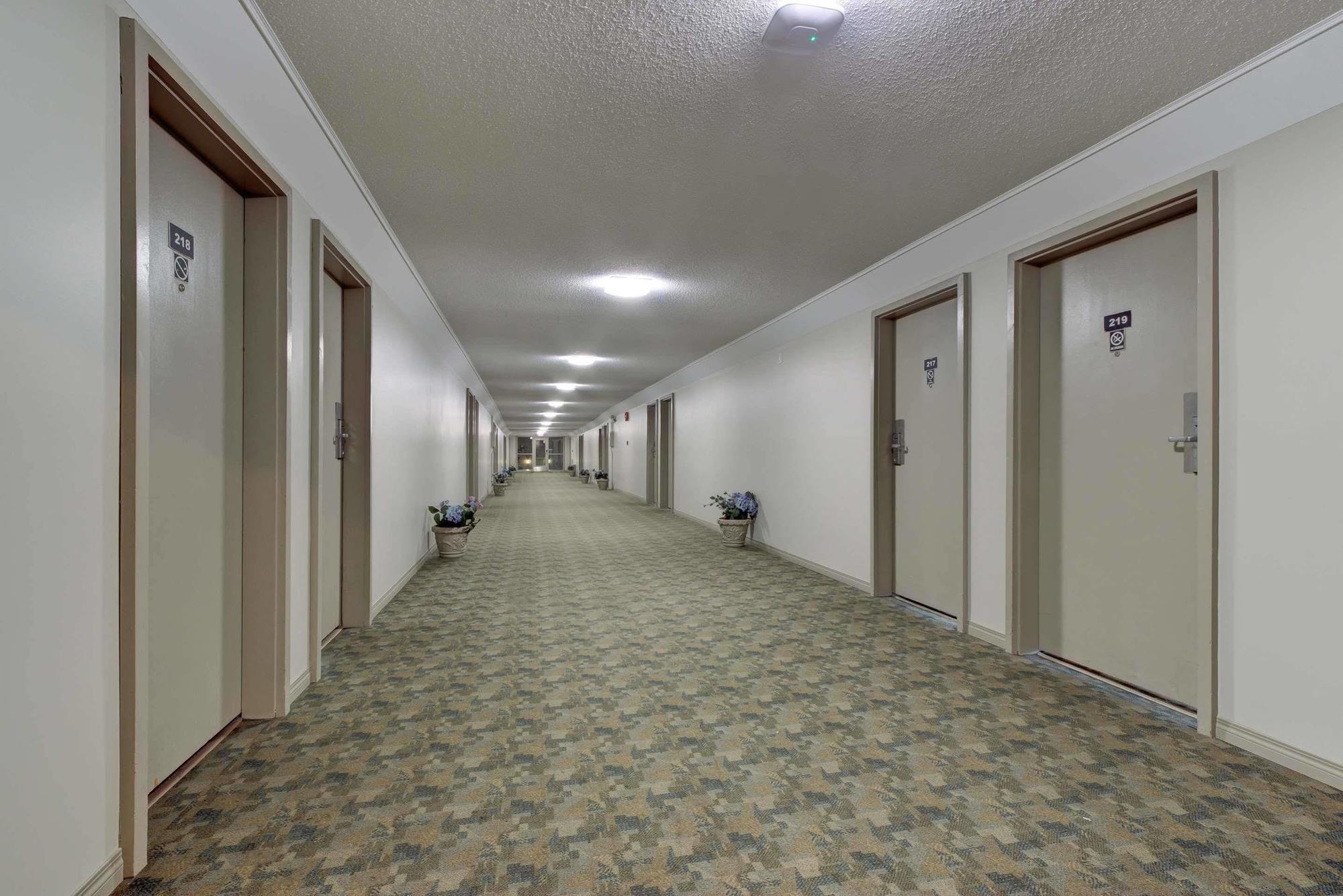 Knights Inn Kamloops Bagian luar foto